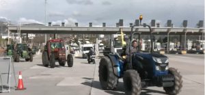 Πρώτα απολύμανση και μετά είσοδος στην Αθήνα για τα τρακτέρ - Φορτωμένα ακόμα και σε φορτηγά (Βίντεο) • Έλληνας Αγρότης