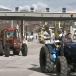 Στα διόδια Αφιδνών συγκεντρώνονται τα τρακτέρ πριν την πορεία προς το Σύνταγμα – Υποχρεωτική απολύμανση λόγω ευλογιάς