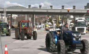 Στα διόδια Αφιδνών συγκεντρώνονται τα τρακτέρ πριν την πορεία προς το Σύνταγμα – Υποχρεωτική απολύμανση λόγω ευλογιάς