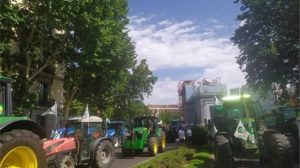 Μαδρίτη: Χιλιάδες αγρότες και εκατοντάδες τρακτέρ διαδήλωσαν κατά της συμφωνίας ΕΕ–Mercosur και των περικοπών στην ΚΑΠ