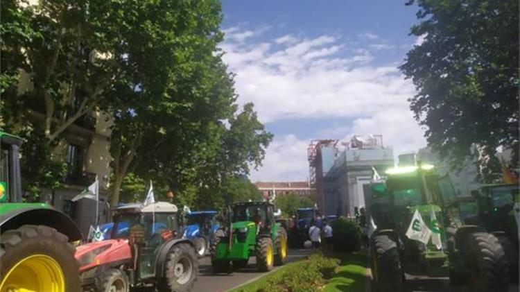 Μαδρίτη: Χιλιάδες αγρότες και εκατοντάδες τρακτέρ διαδήλωσαν κατά της συμφωνίας ΕΕ–Mercosur και των περικοπών στην ΚΑΠ