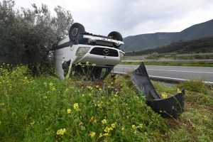Εκτροπή οχήματος έξω από τη Λάρισα - Συναγερμός για εγκλωβισμένο οδηγό