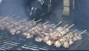 Άναψαν οι ψησταριές για την Τσικνοπέμπτη – Στη Βαρβάκειο για τις αγορές της τελευταίας στιγμής οι καταναλωτές