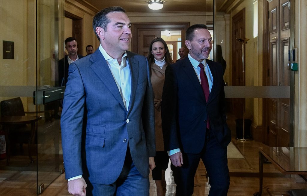 Σκληρή αντιπαράθεση Στουρνάρα με Τσίπρα: Στην “Ιθάκη” ξέχασε τις κλειστές τράπεζες και το τρίτο Μνημόνιο