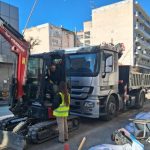 Βλάβη σε αγωγό ύδρευσης στο κέντρο του Βόλου κατά τη διάρκεια εργασιών για οπτικές ίνες