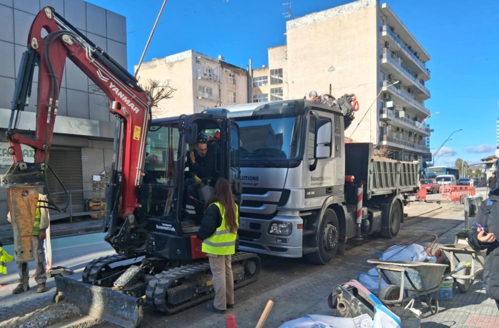 Βλάβη σε αγωγό ύδρευσης στο κέντρο του Βόλου κατά τη διάρκεια εργασιών για οπτικές ίνες