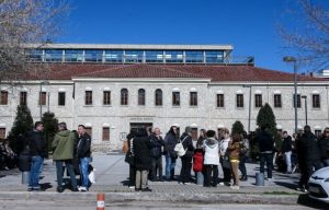 Ποιοι εργαζόμενοι της «Βιολάντα» συμπαραστάθηκαν στον ιδιοκτήτη της, παρά τον θάνατο πέντε συναδέλφισσών τους