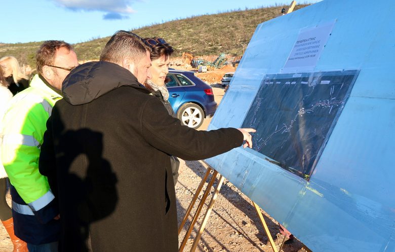 Χαρδαλιάς από τη Μάνδρα: «Μέσα από ένα ολιστικό σχέδιο μέχρι το 2028, ξεκινάμε παρεμβάσεις 40 εκατ. ευρώ κάθε χρόνο για τα οδικά δίκτυά μας»