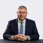 HELLENiQ ENERGY: Ισχυρή κερδοφορία 1,13 δισ. ευρώ και επιτάχυνση του πράσινου μετασχηματισμού