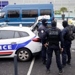 Αστυνομικοί πυροβόλησαν άνδρα που τους απείλησε με μαχαίρι κοντά στην Αψίδα του Θριάμβου στο Παρίσι