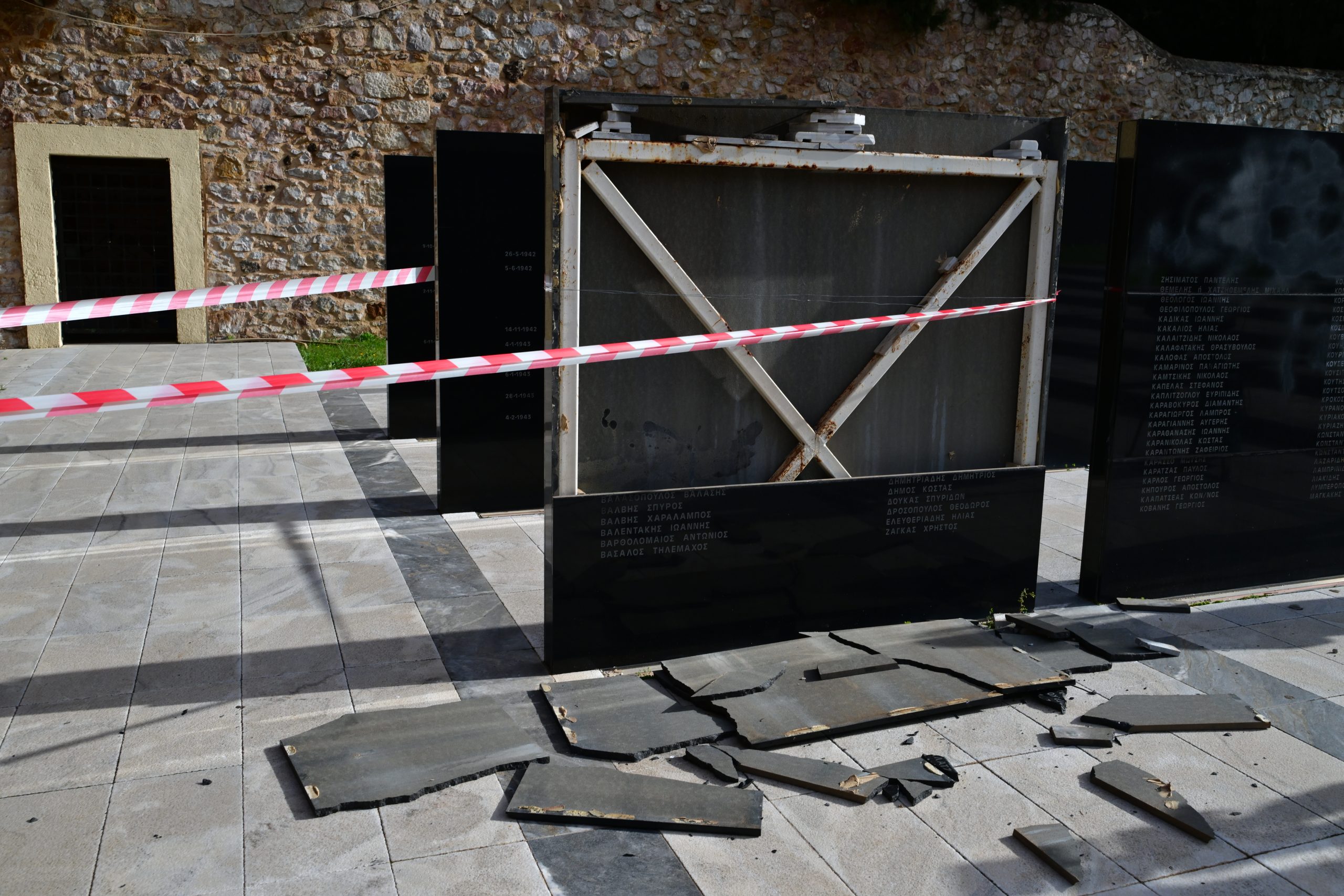 Ο ΣΥΡΙΖΑ καταδικάζει τον βανδαλισμό του μνημείου για τους 200 εκτελεσμένους κομμουνιστές στην Καισαριανή