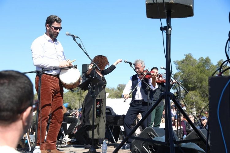 Χαρταετοί, σαρακοστιανά και γλέντι στον Λόφο Φιλοπάππου – Δείτε φωτογραφίες