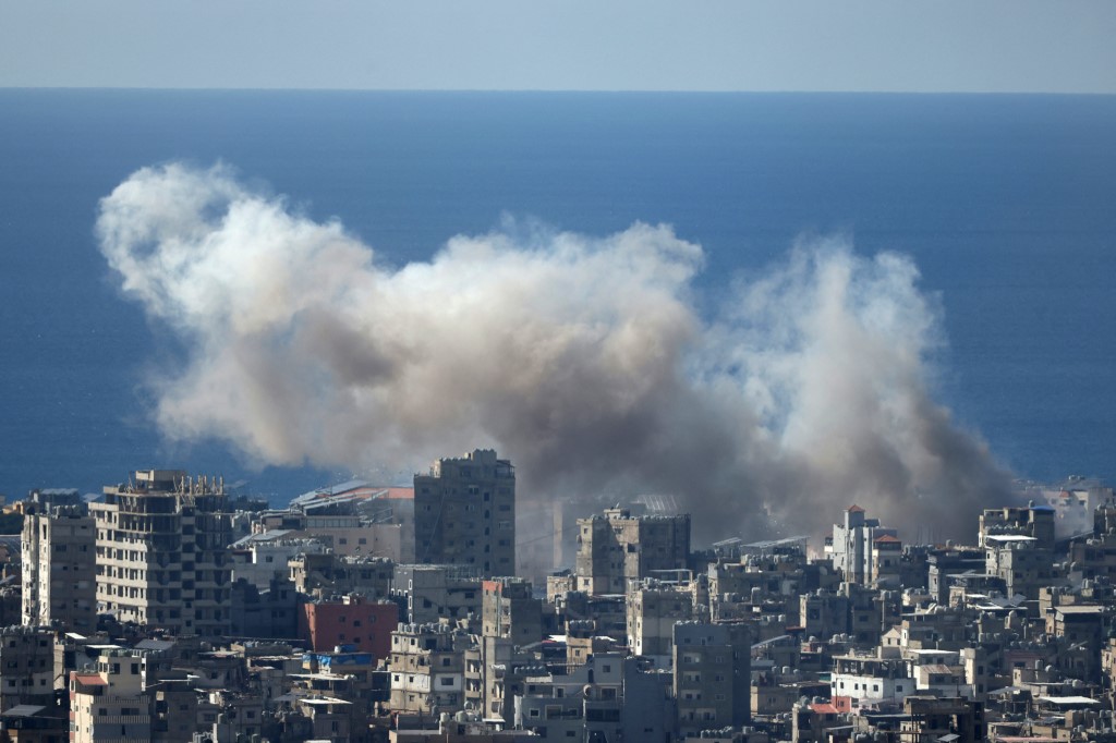 Live στην κάμερα του ΕΡΤnews οι βομβαρδισμοί στη Βηρυτό – Το Ισραήλ σφυροκοπά τη Χεζμπολάχ