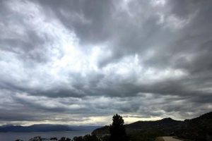 Τοπικές βροχές στις περισσότερες περιοχές με σχετική πτώση της θερμοκρασίας