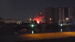 Το ΕΡΤnews στο Ιράκ: Στόχος ξανά η αμερικανική πρεσβεία – Η μοναδική χώρα που «χτυπά τον εαυτό της», βίντεο από τις επιθέσεις, 4 νεκροί