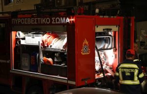 Υπό έλεγχο η φωτιά σε διαμέρισμα στο Γκύζη – Στο νοσοκομείο γυναίκα με εγκαύματα