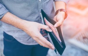 Αντίστροφη μέτρηση για αυξήσεις σε κατώτατο, επιδόματα και κλαδικούς μισθούς