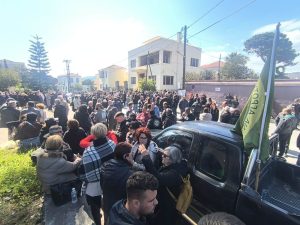 Έκλεισαν τον δρόμο οι κτηνοτρόφοι της Λέσβου έξω από το κτήριο της Γ.Γ. Αιγαίου εν αναμονή των ανακοινώσεων του Υπουργείου