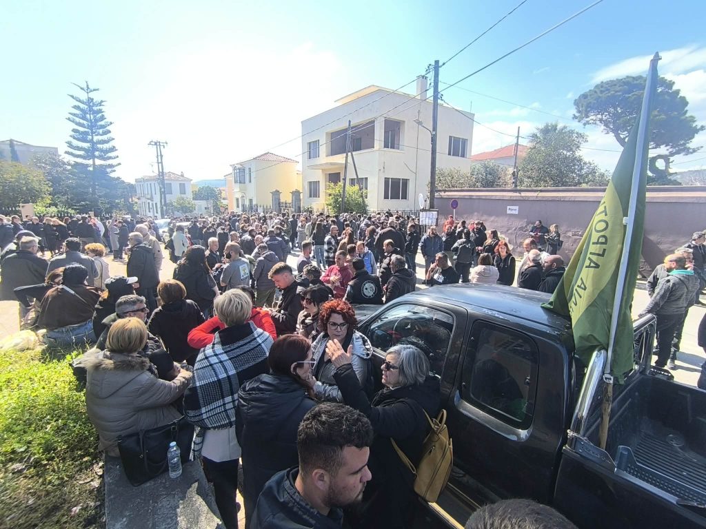 Έκλεισαν τον δρόμο οι κτηνοτρόφοι της Λέσβου έξω από το κτήριο της Γ.Γ. Αιγαίου εν αναμονή των ανακοινώσεων του Υπουργείου