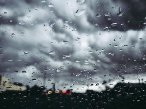 Σταδιακές βροχοπτώσεις στις περισσότερες περιοχές με αμετάβλητη θερμοκρασία