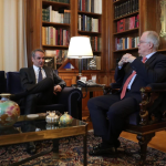 Με ορίζοντα τριμήνου πλαφόν σε καύσιμα και προϊόντα σούπερμαρκετ