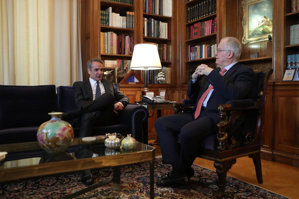 Με ορίζοντα τριμήνου πλαφόν σε καύσιμα και προϊόντα σούπερμαρκετ