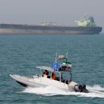 Σε «αδράνεια» η ναυσιπλοΐα στον Περσικό Κόλπο, με τουλάχιστον 200 πλοία να έχουν ρίξει άγκυρα – Εκτίναξη ναύλων και ασφαλίστρων