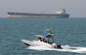 Σε «αδράνεια» η ναυσιπλοΐα στον Περσικό Κόλπο, με τουλάχιστον 200 πλοία να έχουν ρίξει άγκυρα – Εκτίναξη ναύλων και ασφαλίστρων