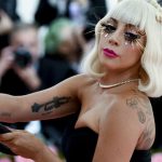 Η Lady Gaga ανακοίνωσε τον γάμο της στον «αέρα» της εκπομπής του Bruno Mars