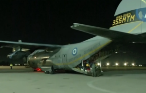Με C-130 της Πολεμικής Αεροπορίας επαναπατρίστηκαν 91 Έλληνες από το Άμπου Ντάμπι