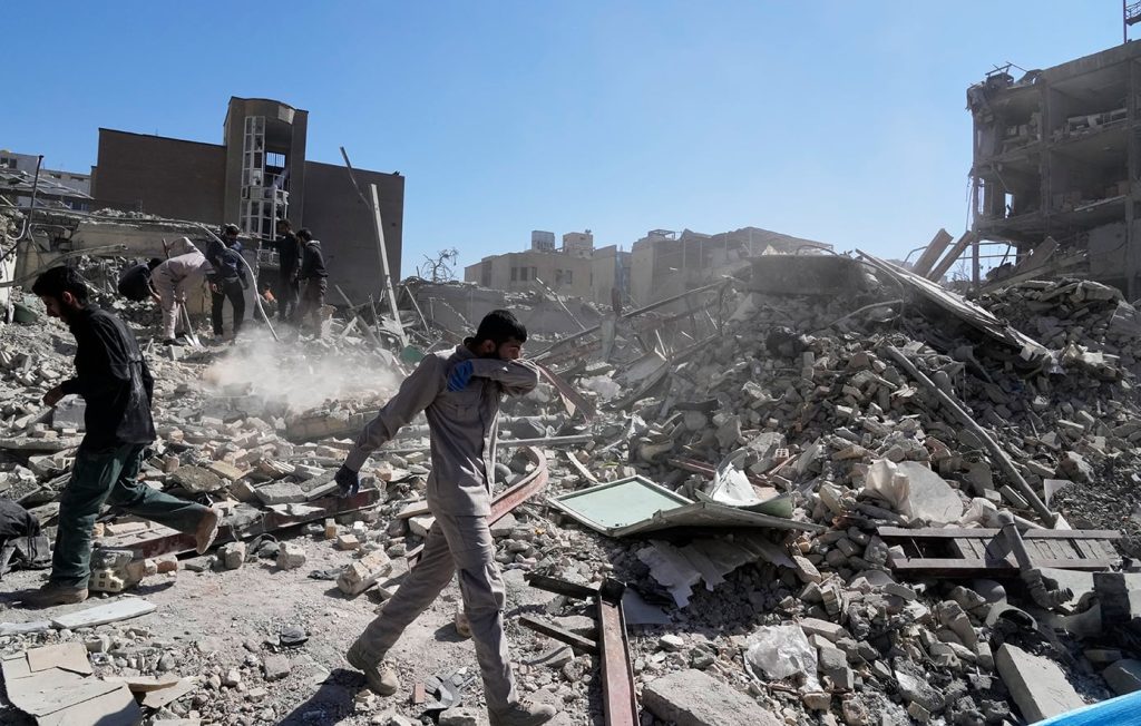 Τουλάχιστον χίλιοι άνθρωποι έχουν σκοτωθεί από τα πλήγματα ΗΠΑ και Ισραήλ, σύμφωνα με τους Ιρανούς