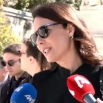 Εύη Βατίδου στο μνημόσυνο του Αλέξη Κούγια: «Εγώ περίμενα να έχει περισσότερο κόσμο – Όσο περνάει ο καιρός σκέφτομαι περισσότερο τις καλές του στιγμές»