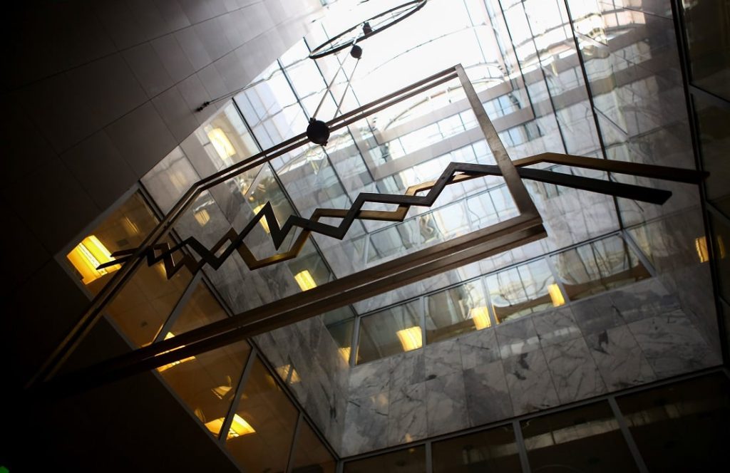 Σοκ στις αγορές: Βουτιά στο Χρηματιστήριο και άλμα στα ομόλογα