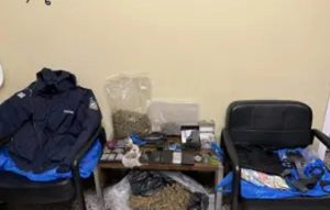 Αστυνομικές επιχειρήσεις σε οικισμούς σε Ίλιον, Ασπρόπυργο, Αχαρνές και Ελευσίνα – Κατασχέθηκαν ναρκωτικά και όπλα