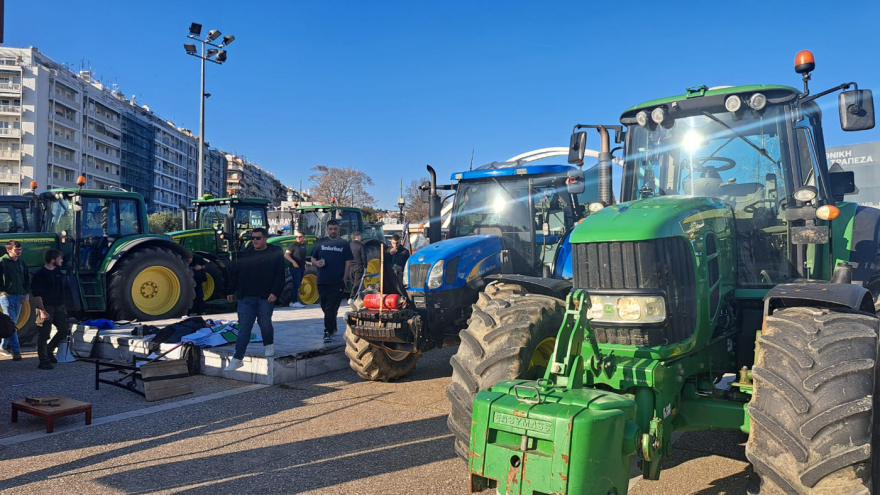 Ένταση έξω από την Agrotica στη Θεσσαλονίκη, αγρότες θέλουν να μπουν στα εγκαίνια, δείτε βίντεο 