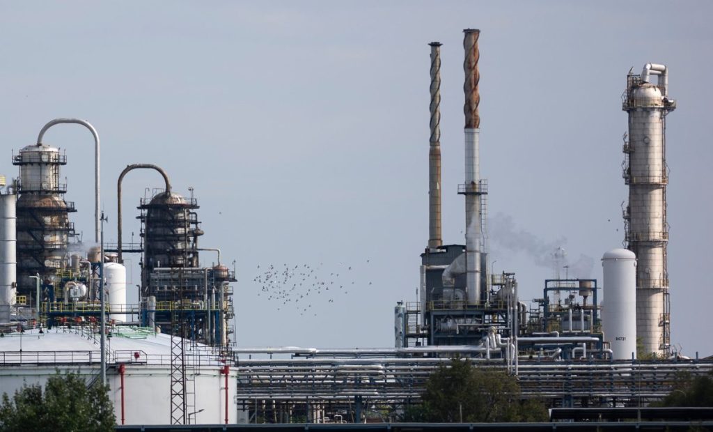 Η Ουάσινγκτον ανοίγει τη στρόφιγγα στο ρωσικό πετρέλαιο, η Ευρώπη αντιστέκεται