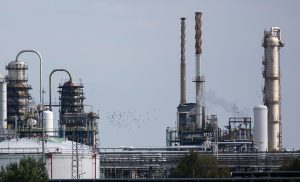 Η Ουάσινγκτον ανοίγει τη στρόφιγγα στο ρωσικό πετρέλαιο, η Ευρώπη αντιστέκεται