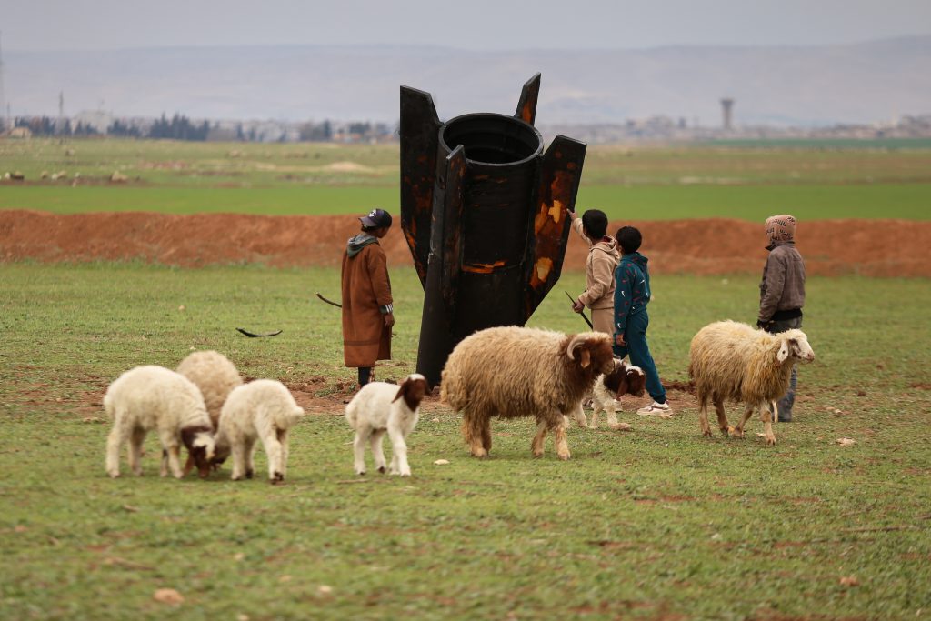 Τμήμα ιρανικού πυραύλου καρφώθηκε σε χωράφι στην ανατολική Συρία (φωτογραφίες)