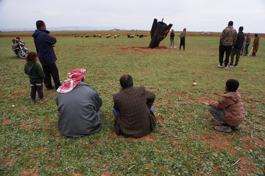 Τμήμα ιρανικού πυραύλου καρφώθηκε σε χωράφι στην ανατολική Συρία (φωτογραφίες)