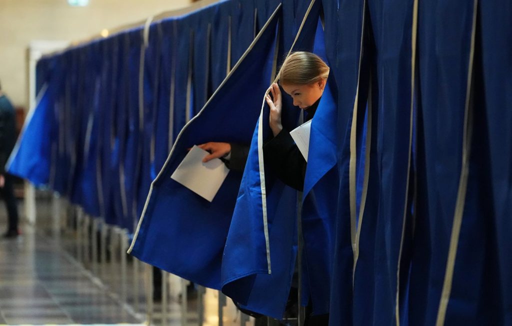 Κάλπες στη Δανία με προβάδισμα της Μέτε Φρέντερικσεν για νέα θητεία