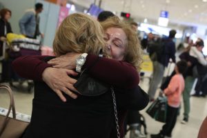 Επαναπατρίστηκαν 450 Έλληνες από το Ντουμπάι – «Ακούγαμε συνέχεια μπαμ, μπαμ, μπαμ»