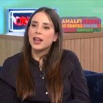 Η κόρη του Αλέκου Φασιανού αποκαλύπτει: «Χαρίσαμε δύο έργα στον άνθρωπο που κάηκε το σπίτι του στην Καλιφόρνια και προσπαθούσε να σώσει πίνακα του πατέρα μου»