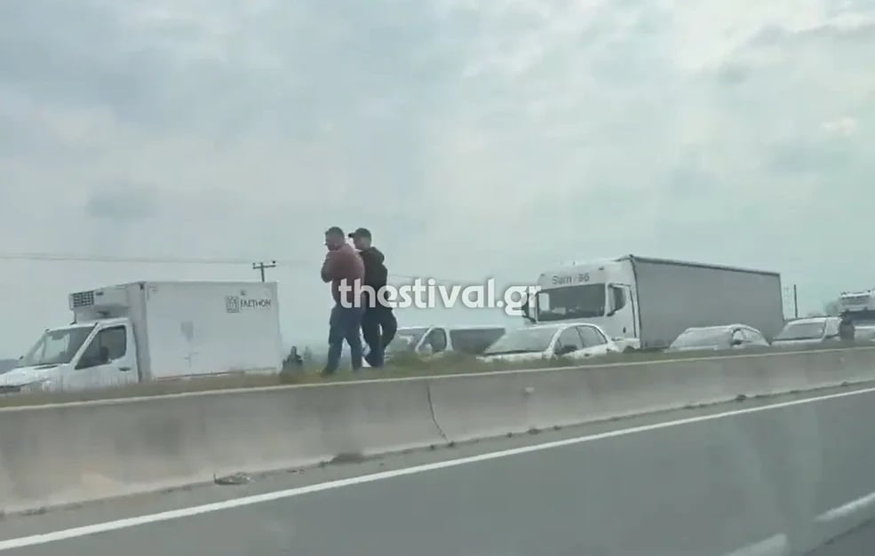 Φωτιά σε φορτηγό που μετέφερε ψυκτικό υγρό προκάλεσε κυκλοφοριακό χάος στην ΕΟ Θεσσαλονίκης – Σερρών