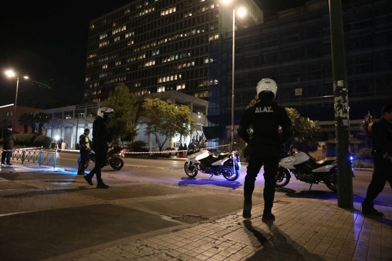 Δύο αμυντικές χειροβομβίδες είχε ο 48χρονος Σουδανός που συνελήφθη έξω από τη ΓΑΔΑ