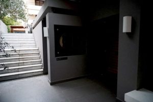 Χειροπέδες στον γκαλερίστα Γιώργο Τσαγκαράκη για πλαστογραφία και αρχαιοκαπηλία – Πουλούσε στα social έως 12.000 ευρώ και είχε 300 πλαστούς πίνακες