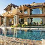 Νεόδμητα ή υφιστάμενα: Το δίλημμα των επενδυτών για τα πολυτελή ακίνητα το 2026