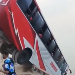 Βίντεο-ντοκουμέντο από την πτώση λεωφορείου σε ποτάμι στο Μπαγκλαντές – Δύο νεκροί και 35 αγνοούμενοι