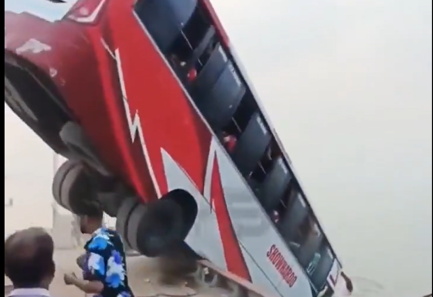 Βίντεο-ντοκουμέντο από την πτώση λεωφορείου σε ποτάμι στο Μπαγκλαντές – Δύο νεκροί και 35 αγνοούμενοι