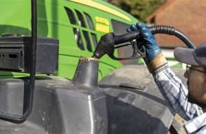 Μεγαλύτερη απαλλαγή στο αγροτικό πετρέλαιο και λύση επιστροφής του φόρου στην αντλία προωθεί η κυβέρνηση για ανάσα στη γεωργία