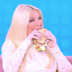 Η άβολη στιγμή της Κατερίνας Καινούργιου με το σάντουιτς on camera: «Τι με δείχνεις;»